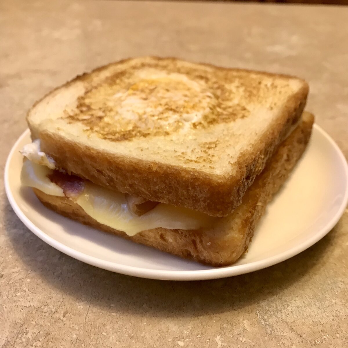 Вкусный и сытный сэндвич