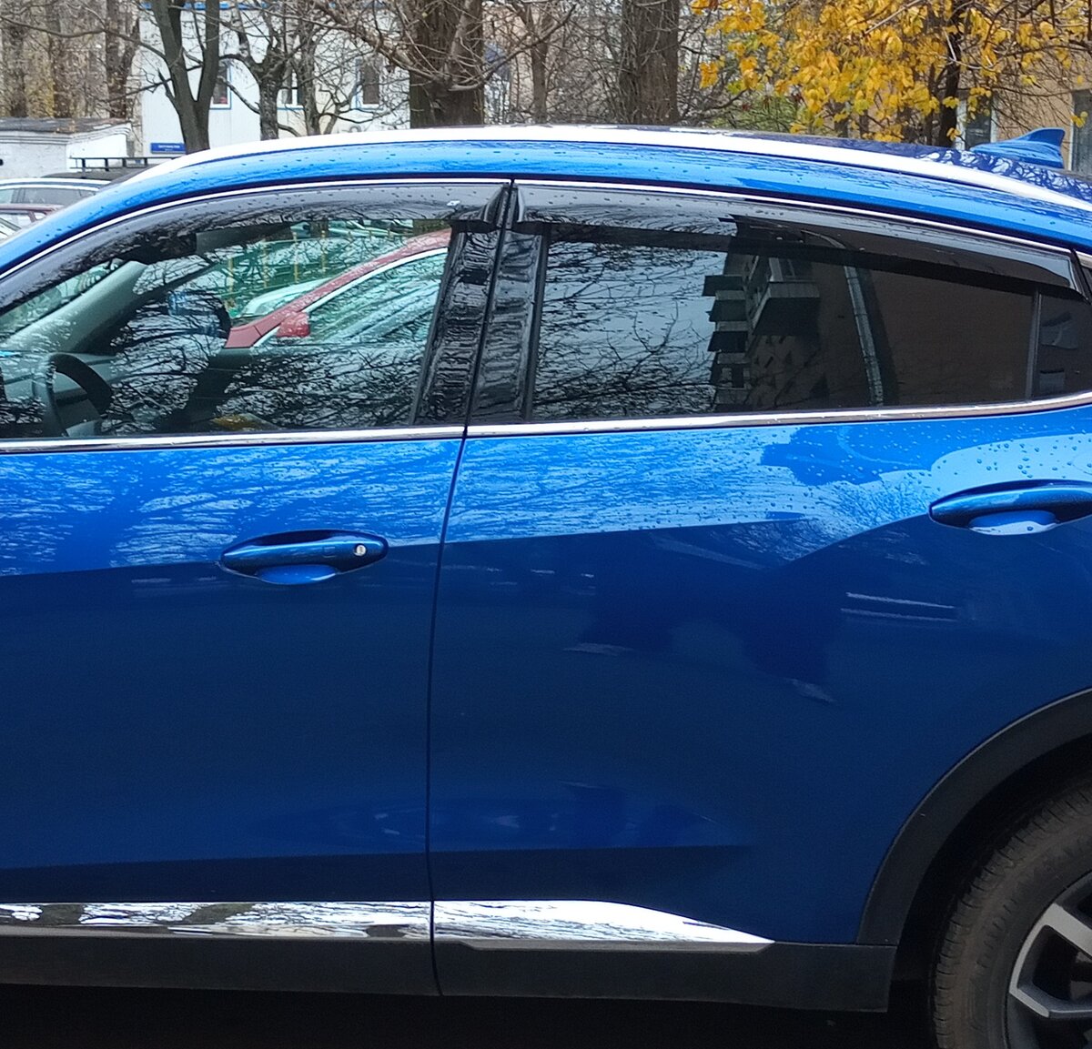 Под дефлектором отходящая от пластика уплотнительная резинка центральной стойки левой пассажирской двери