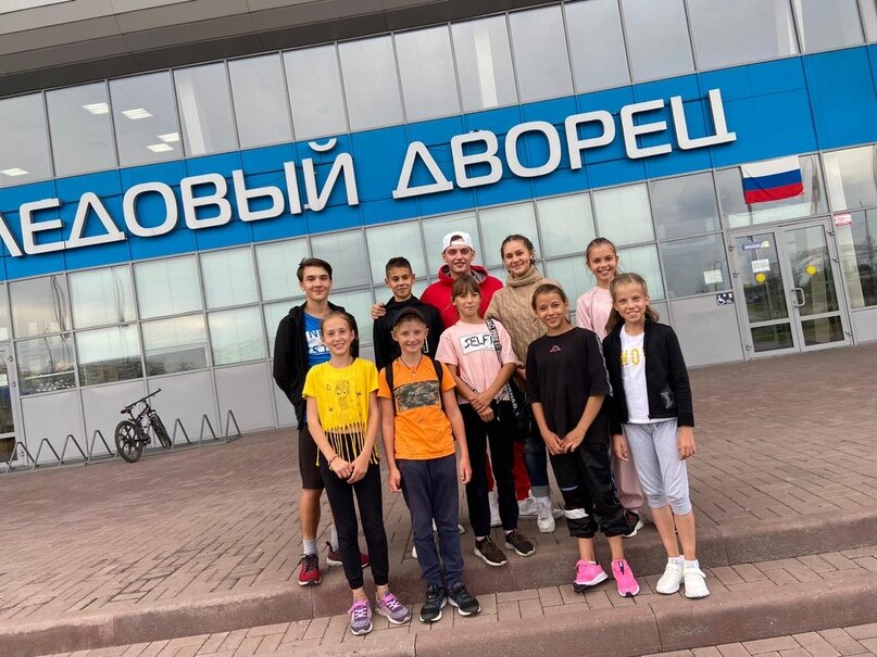 Фигуристы г. Ленинск-Кузнецкий и тренер Степан Коротков перед Ледовым Дворцом