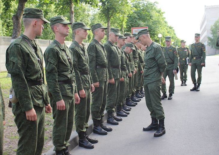 Солдаты смирно. Солдат смирно. Смирно армия. Солдаты равняйсь. Утренний осмотр в армии.