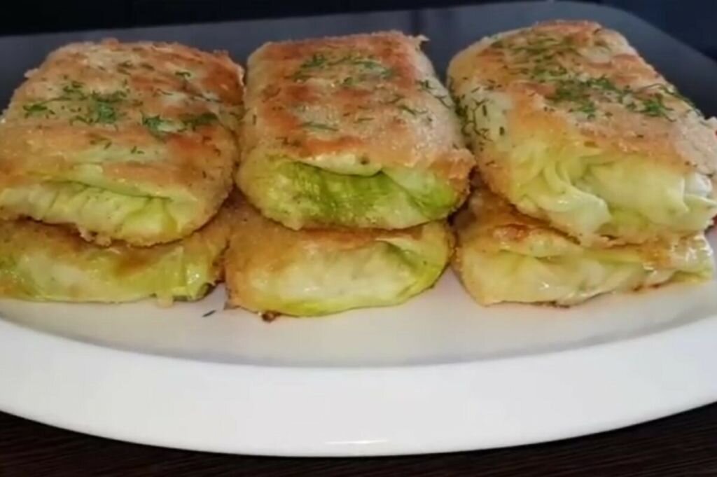 Блюда из капусты. Конвертики из капусты. Конвертики из капусты. Конвертики из капусты. Вкусные голубцы из пекинской капусты.