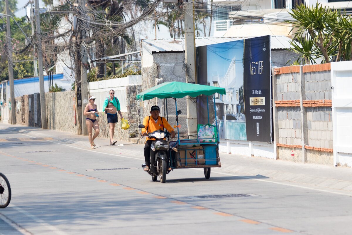 Вот так обычно выглядят мокашницы. Но эта не стоит на месте торговли, уже все собрали и уехали.