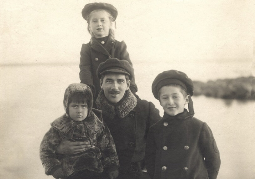 Молодой Чуковский с детьми: Лида, Боба (Борис), Коля. Источник: растимдетей.рф