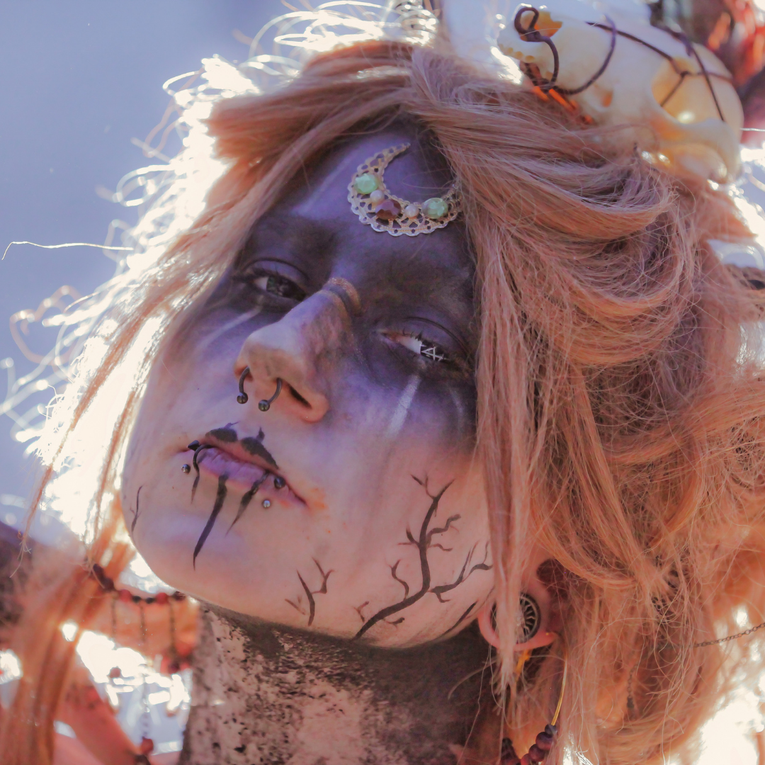 Я ни разу не была собой. Я всегда мамина. Мама растворяет в себе мою личность. 