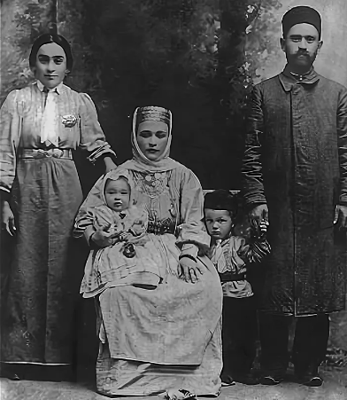 Семья крымских татар. Начало XX века. Фото: Яндекс Картинки