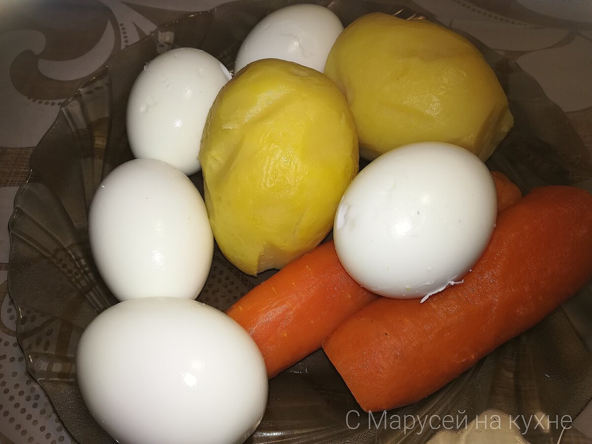 Сварить картофель, морковь и яйца и остудить.