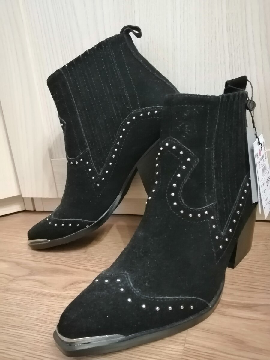 Они черные замшевые, это какая-то труха на них от оберточной бумаги, сорри, сразу не обратила внимание.😏