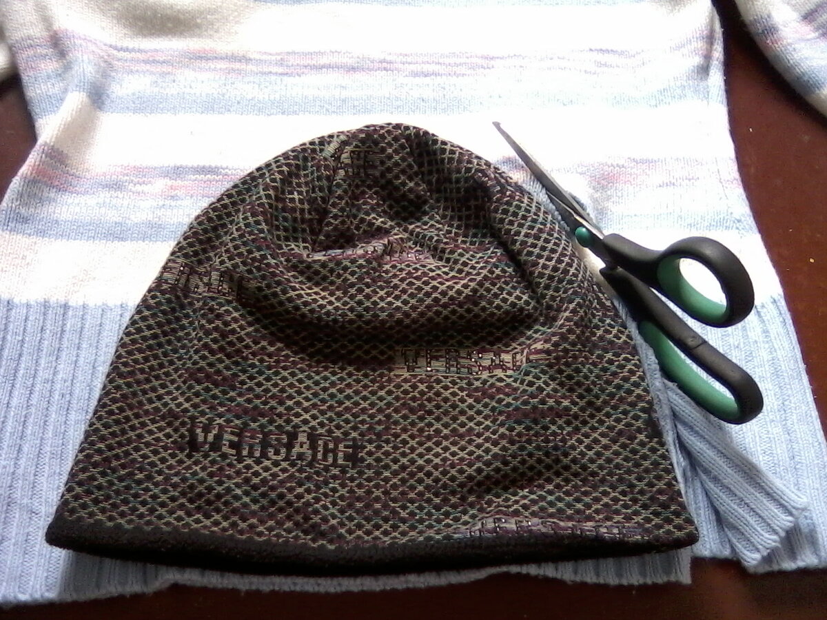 Подготовьте шапку - она будет вместо выкройки...