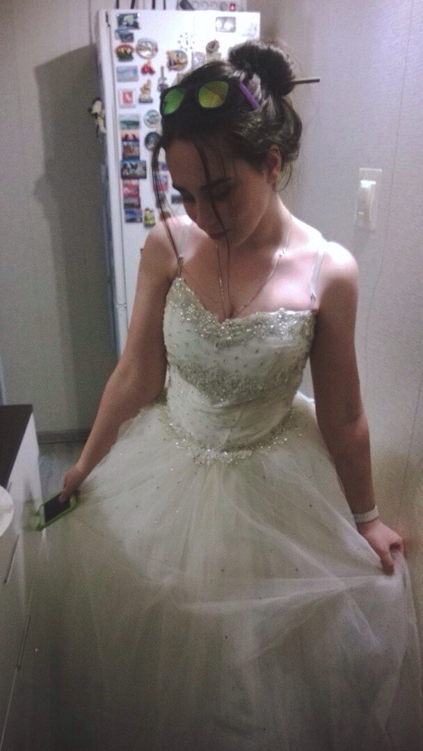 Я  мерила свадебное платье подруги)