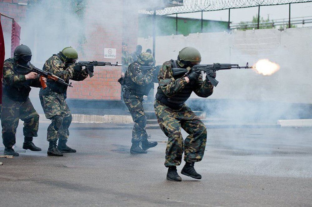Стрельба в троицке новая москва. Стрельба в движении. 715 team стрельба. Тактическая стрельба. Приемы стрельбы из автомата.
