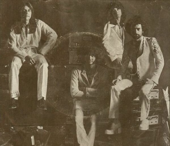 Музыканты группы Grand Funk Railroad в конце 1973 или начале 1974 года. Фото с сингла "The Loco-Motion/Destitute and Losin'", вышедшего в феврале 1974-го