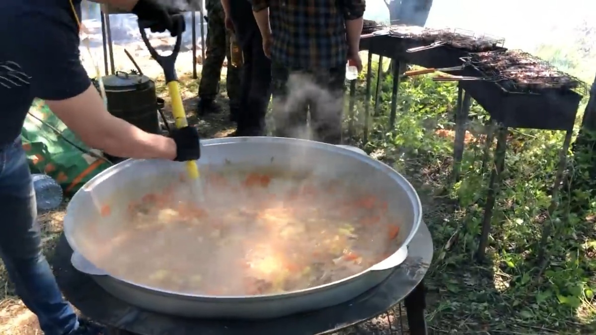 Полевая кухня на большое количество народа.