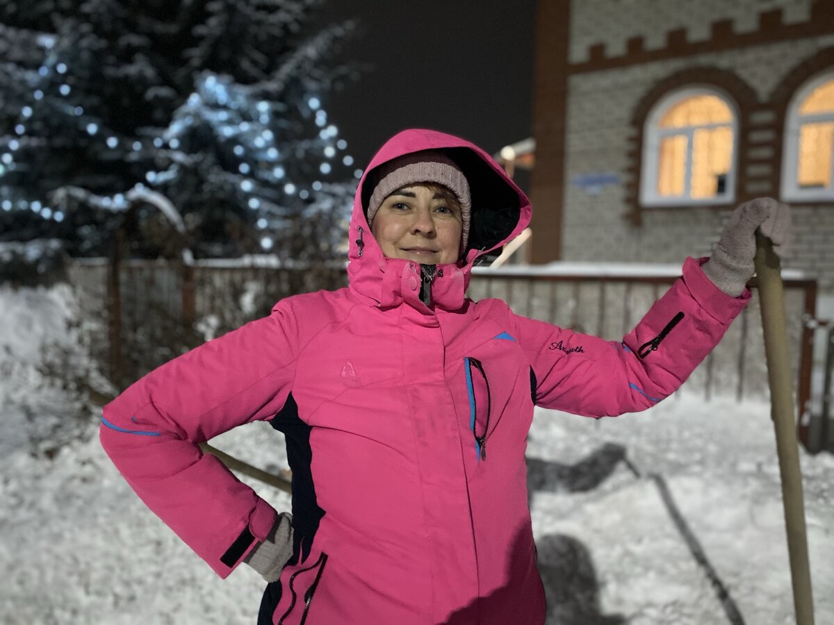 Снег мы сами чистим рядом с домом, как и въезд.