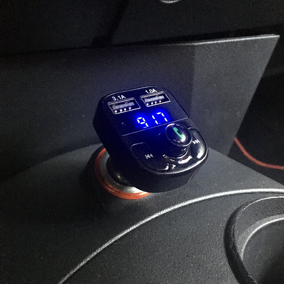 Сейчас он показывает радиочастоту, но может и напряжение в сети показать