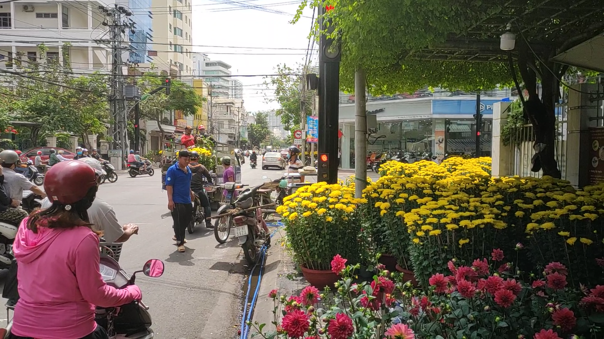 Байки, много цветов прямо на улицах ... это точно Вьетнам