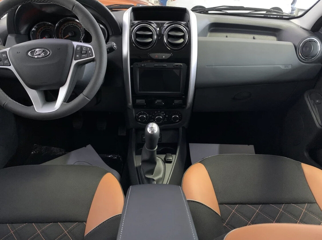 Спасибо за новые сидение и перенесенные подогревы из под ягодиц за селектор КПП, это намного удобнее, чем было раньше. Также новый руль от "Весты", приборная панель от нее же, новые крутилки кондиционера, а также мультимедия! У меня только один вопрос: "Вот этот фаллоимитатор в виде селектора КПП от Логана вы не могли поменять на какой-нибудь другой? Если уж вы хотели, чтобы машина как можно меньше стала напоминать типичный В0, то уж меняли бы все, а то селектор так и остался "Логановский" 