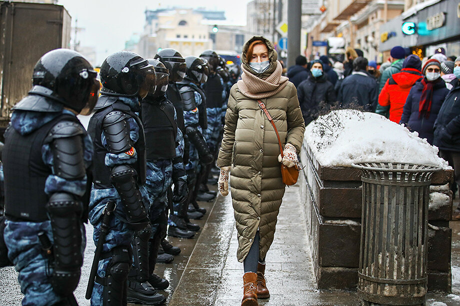 У случайно оказавшихся в непосредственной близости от несанкционированных митингов в поддержку Алексея Навального и зафиксированных на камеру москвичей практически нет шансов доказать свою непричастность к акциям. Фото: MAXIM SHIPENKOV/EPA/TASS