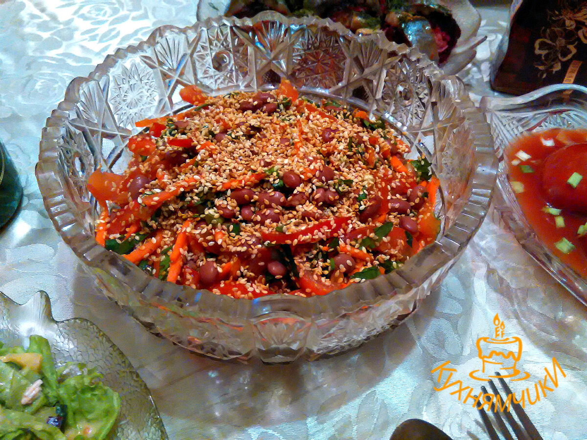 Легкий овощной с фасолью и кунжутом.