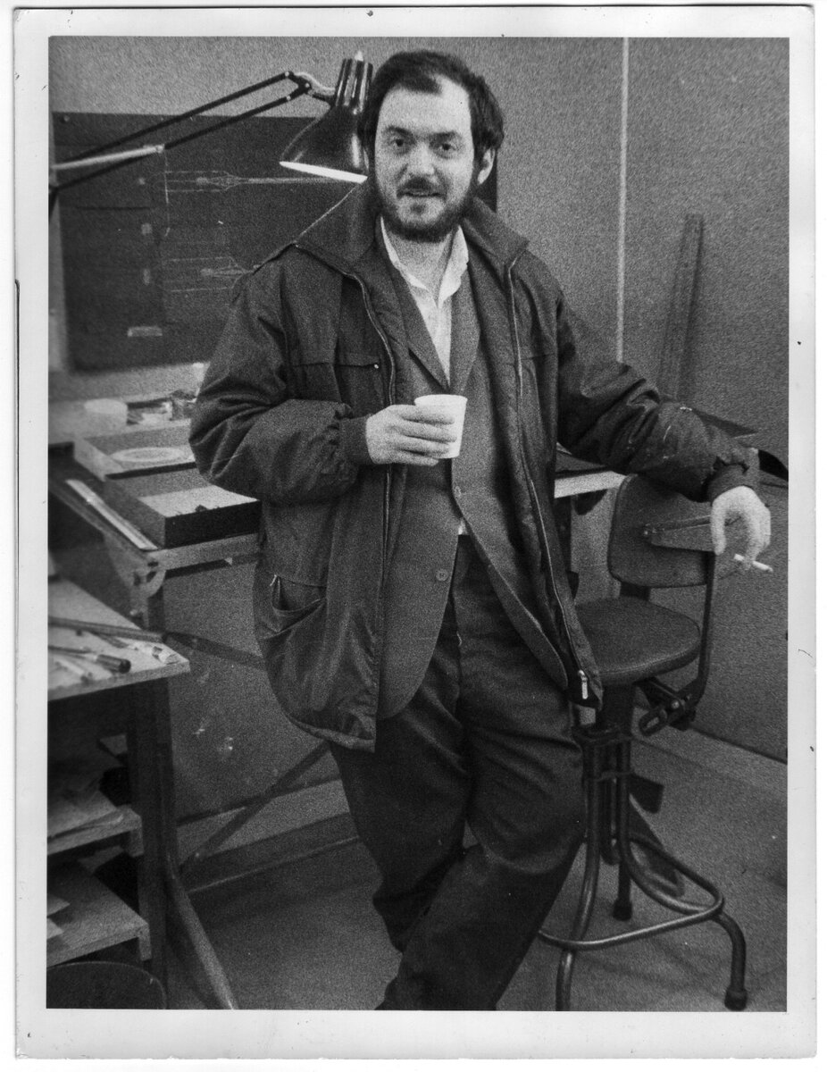 Стэнли кубрик взгляд в камеру. Стэнли кубрик фото. Режиссер стэнли. Стэнли кубрик молодой. Стэнли кубрик в молодости.