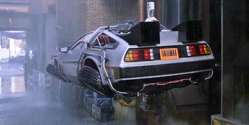 Назад в будущее. Взято https://news.rambler.ru/weapon/37643204-novyy-delorean-stanet-letayuschim/