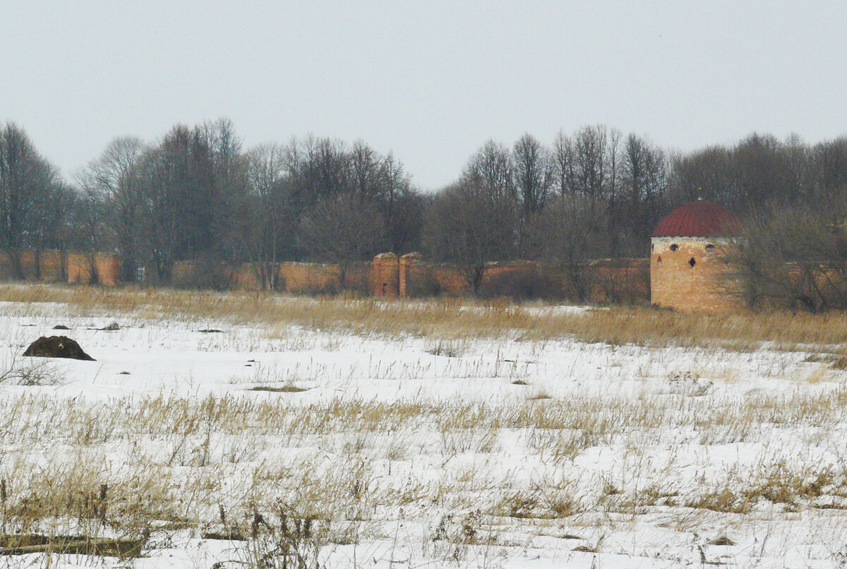 Есть ощущение, что у круглой башни свой фан-клуб - ее крыша  явно покрашена не в восемнадцатом веке :)