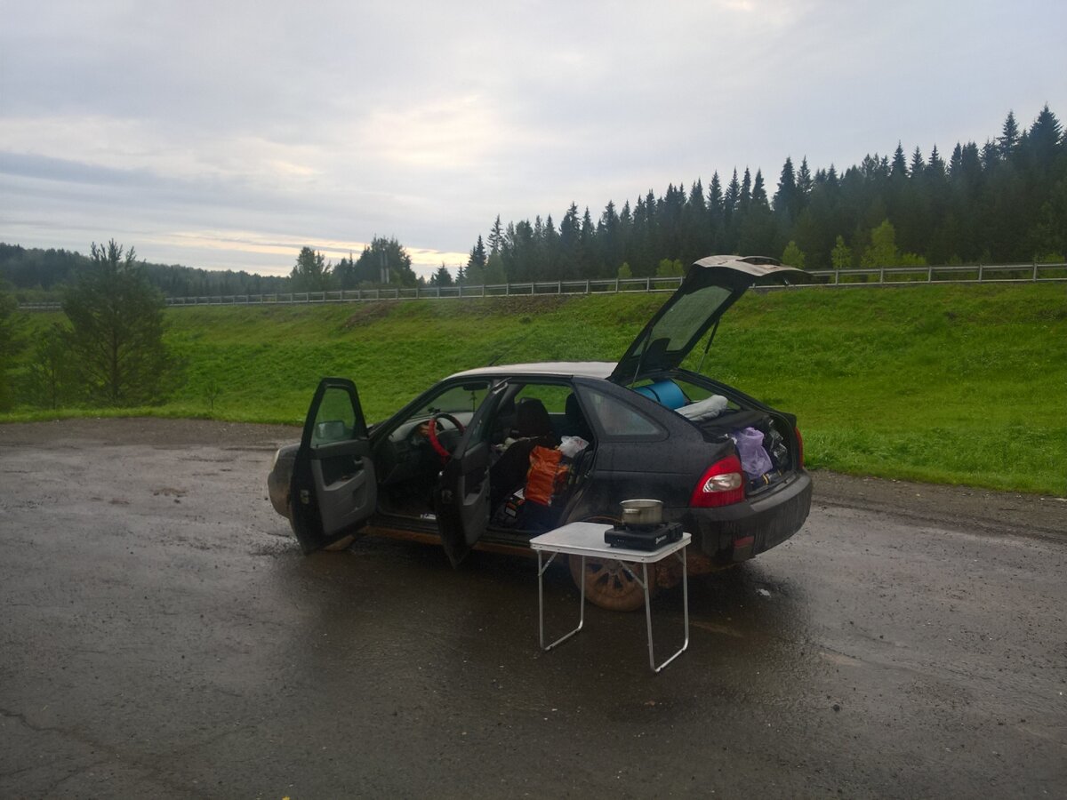 Чашка свежесваренного кофе прохладным августовским утром - это нереальное наслаждение