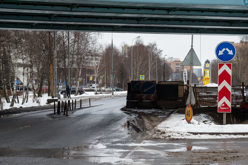 Вот это место, куда влетают с двух полос, уже многие годы в таком состоянии. Почему из года в год не хватает денег обустроить его для безопасного движения? Теперь мы будем платить еще больше, и куда же пойдут эти деньги?
