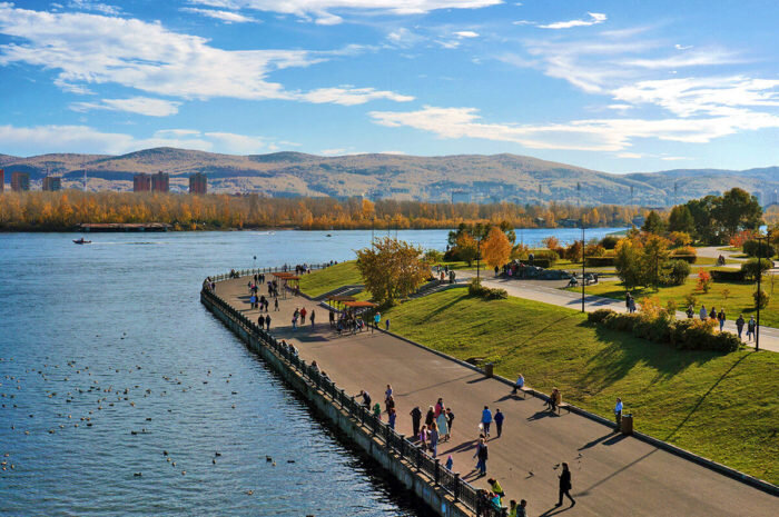 Левобережная набережная в центре города.