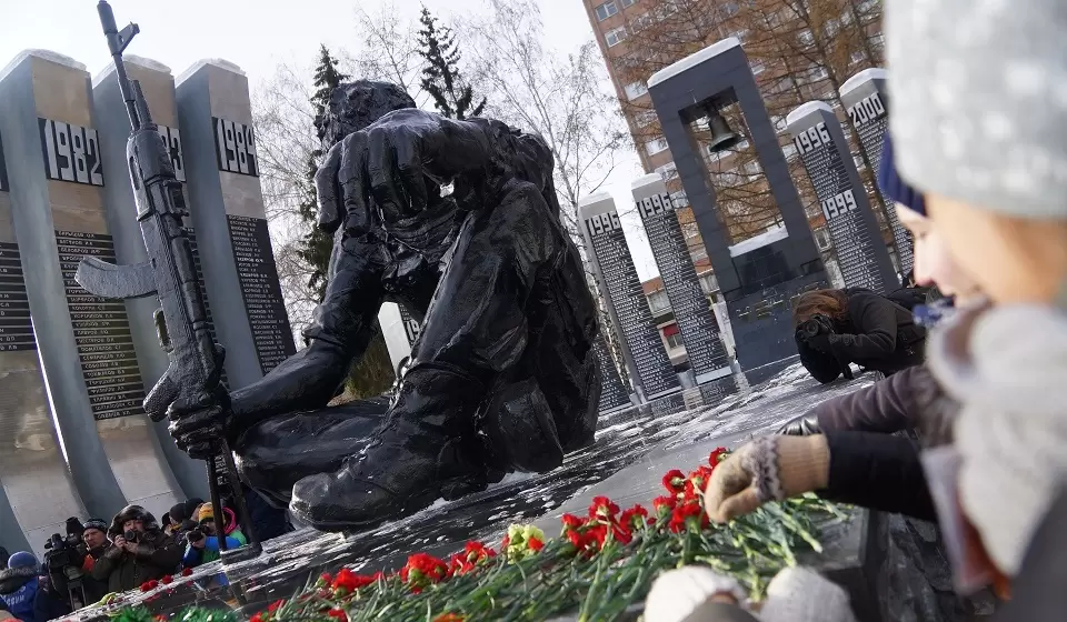 Чёрный тюльпа́н — мемориал уральским воинам интернационалистам, погибшим в Афганистане, и воинам, погибшим в Чечне. Находится на площади Советской Армии в квадрате улиц Луначарского — Первомайская — Мамина-Сибиряка — Шарташская.