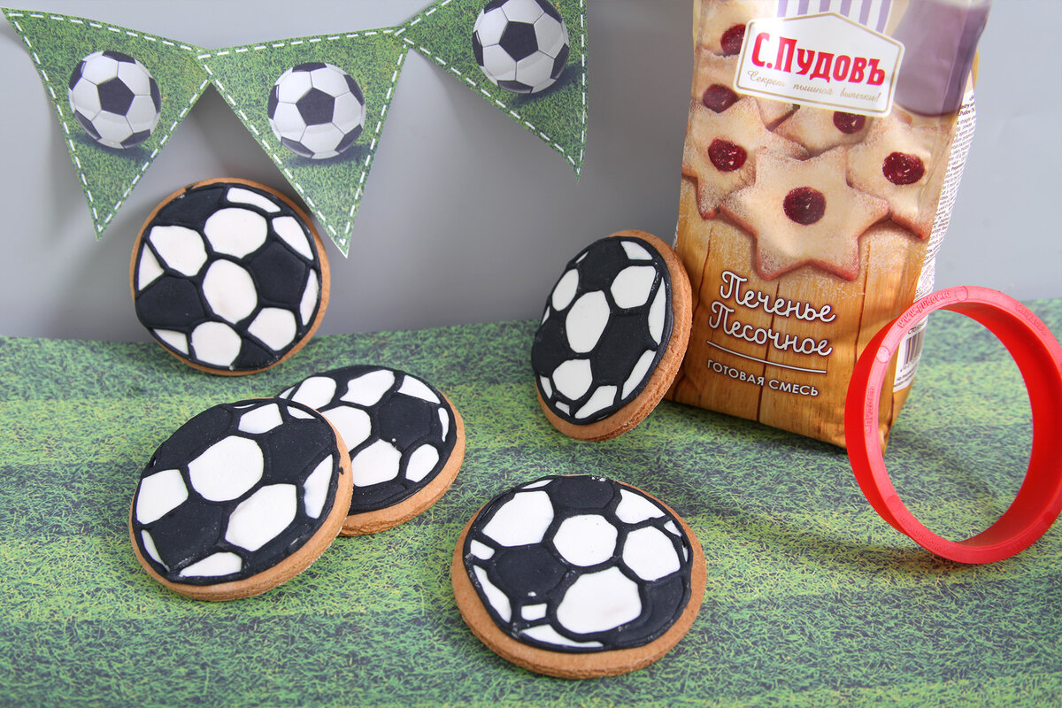 Идея от С.Пудовъ: печенье в виде футбольных мячей