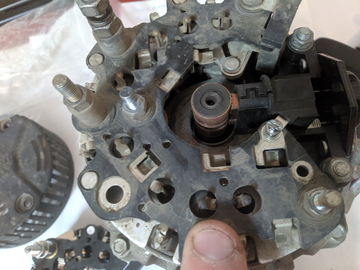 пальцем показываю на фото сгоревший диод и контакты