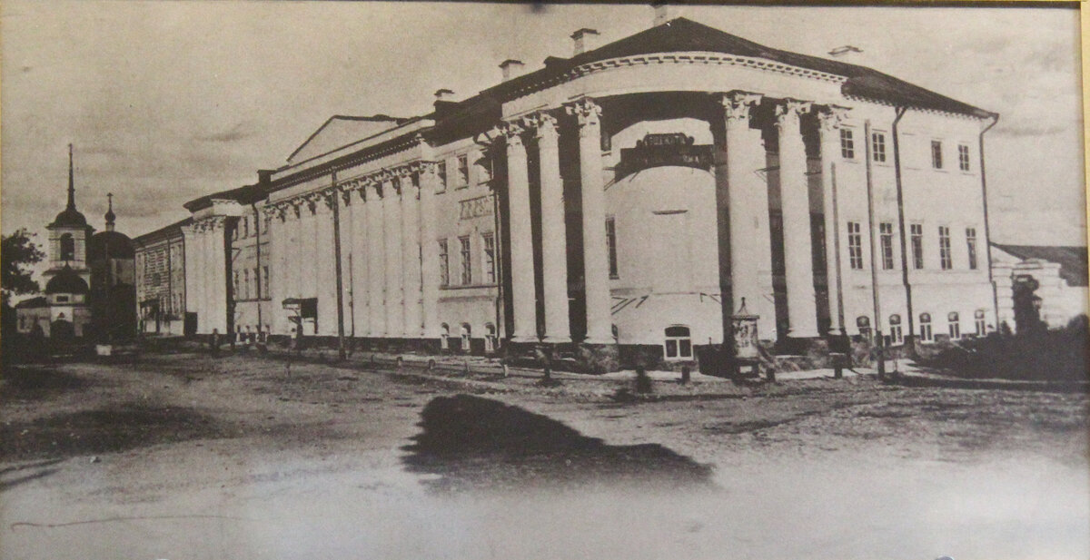 Дом, который в 1813 году, облагородил Петербургский архитектор Колодин. Он по заказу собственника, соединил два здания в одно, а заодно еще и третий этаж сделал. Достойно все получилось. Правда? Я кстати раньше думал, что это изначально было построено, как единый архитектурный ансамбль. Улица Лермонтова,34.