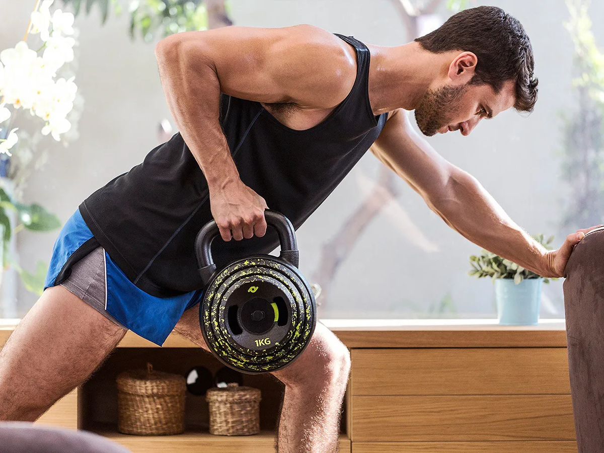 занятие с гантелями