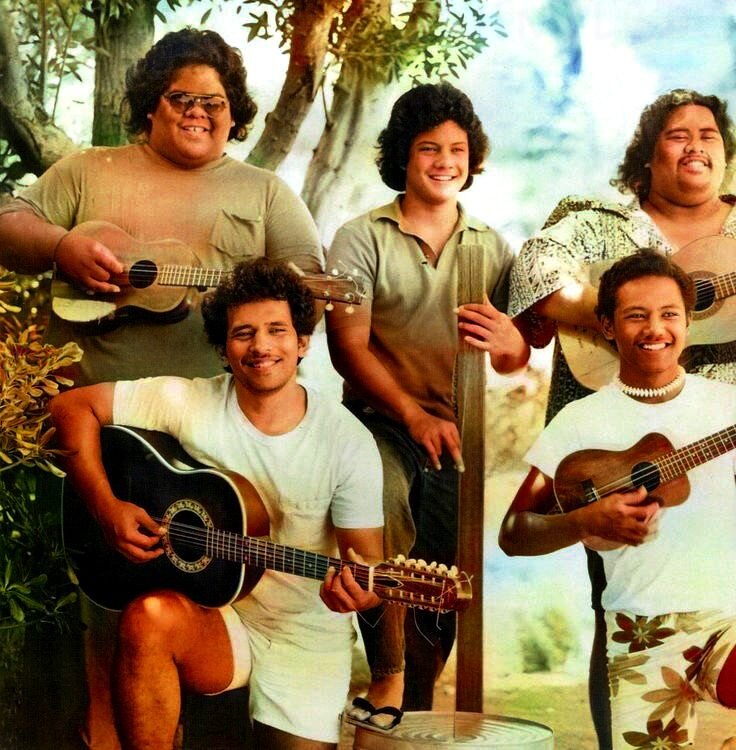 Зайцев нет. Обложка calvin harris giant. Хор великан ноты. I am giant песня. Лошадь песня великан.