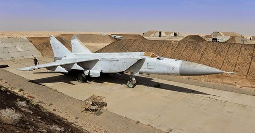 МиГ-25 на авиабазе Каиро-Уэст. Для сохранности самолетов и сохранения секретности миссии были предприняты беспрецедентные меры. Периметр базы охранял советкий спецназ, а арабский персонал не допускался к машинам ни под каким видом. Фото Sasapost