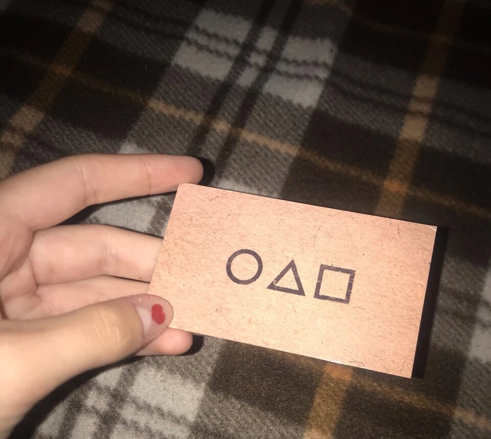 Фото визитки из игры в кальмара