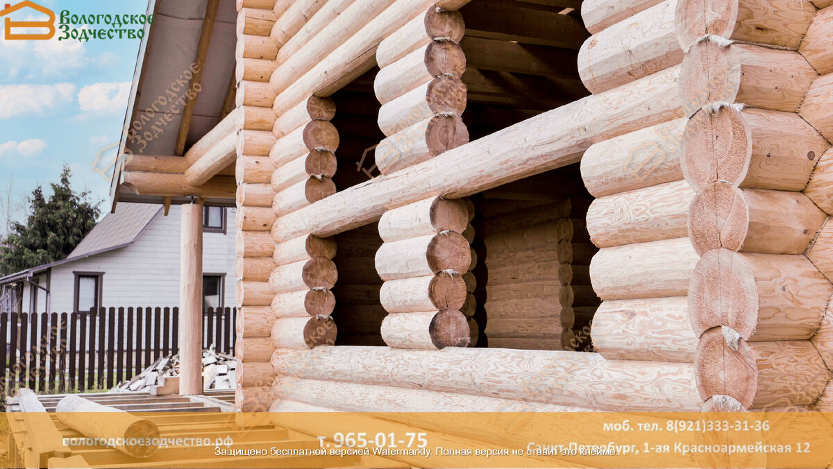 Свежепостроенный сруб из бревна ручной рубки