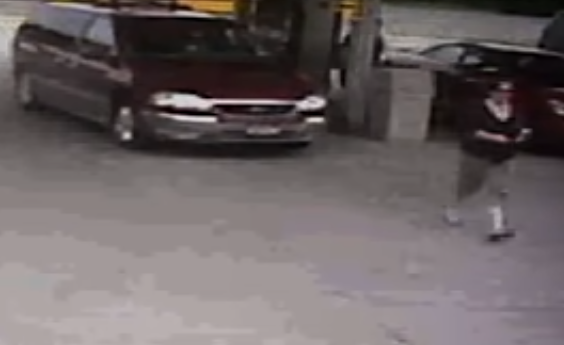 Красный минивен на заправке и выходящая из него Дайен.