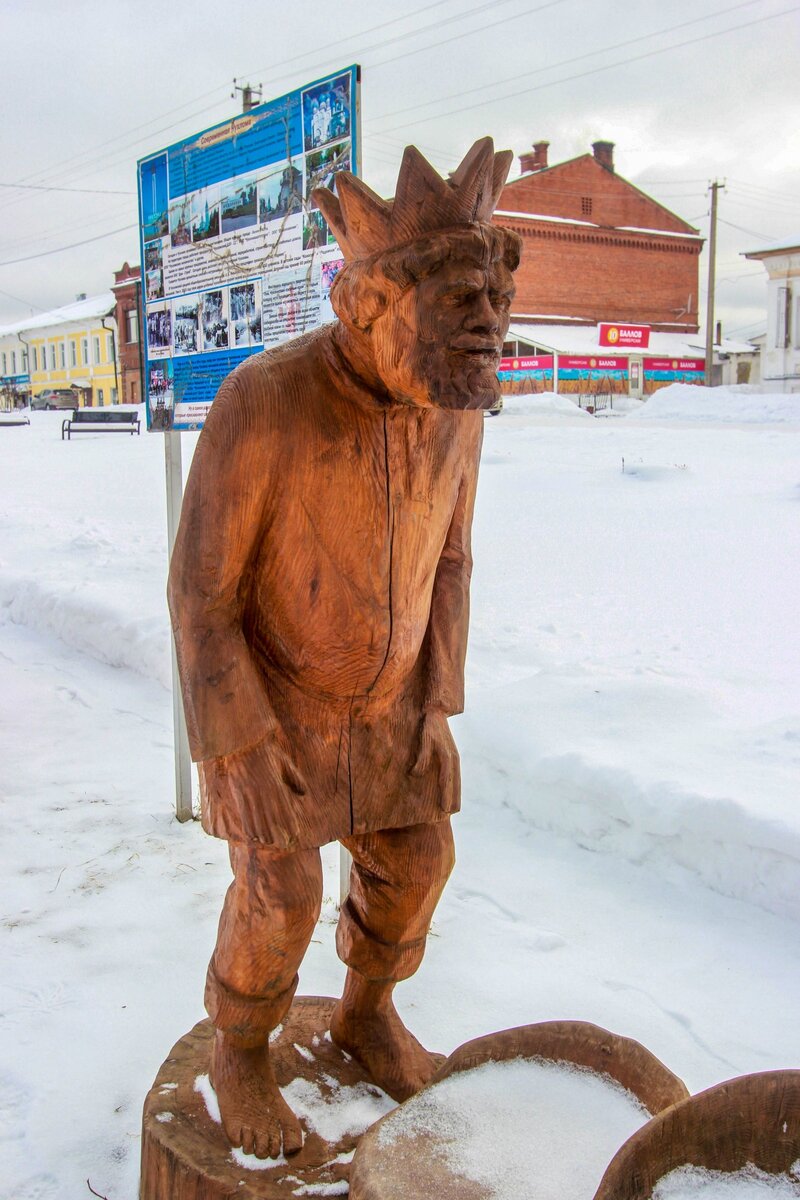 Тут он в роли босого царя.
