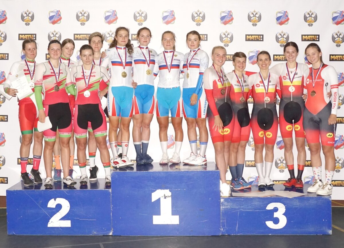 Женский подиум после командной гонки преследования  📷
