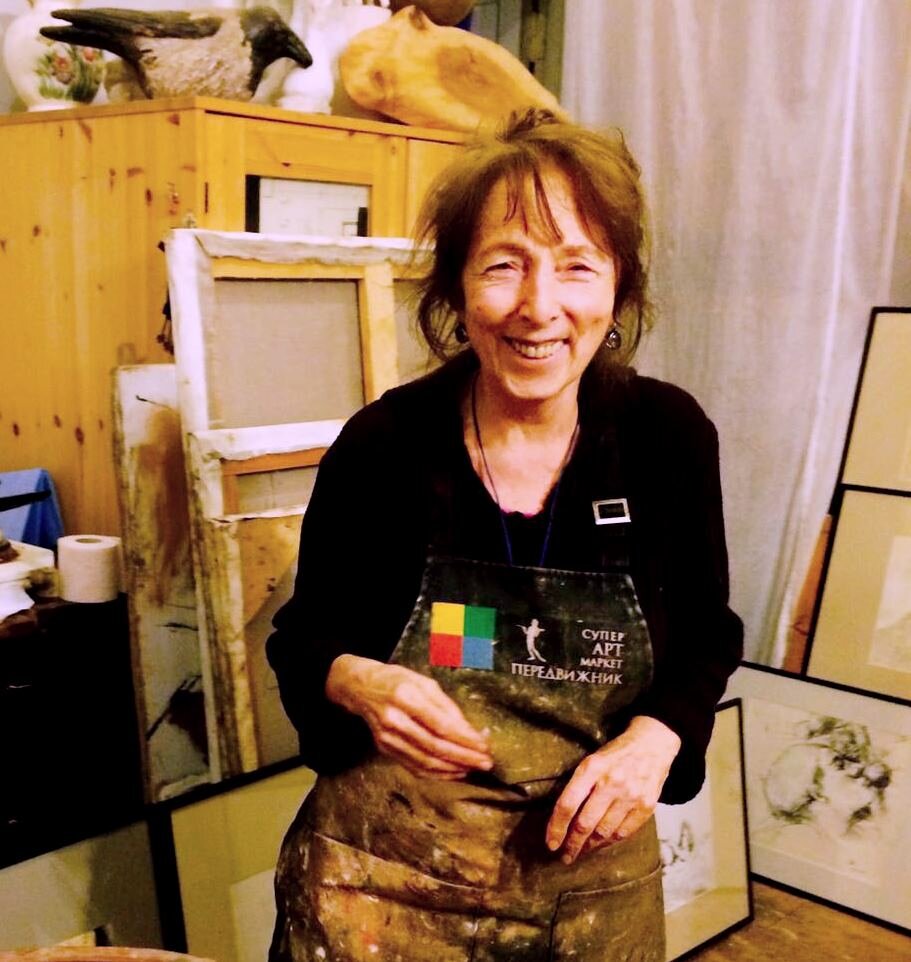 Лариса Наумова в своей мастерской в Москве