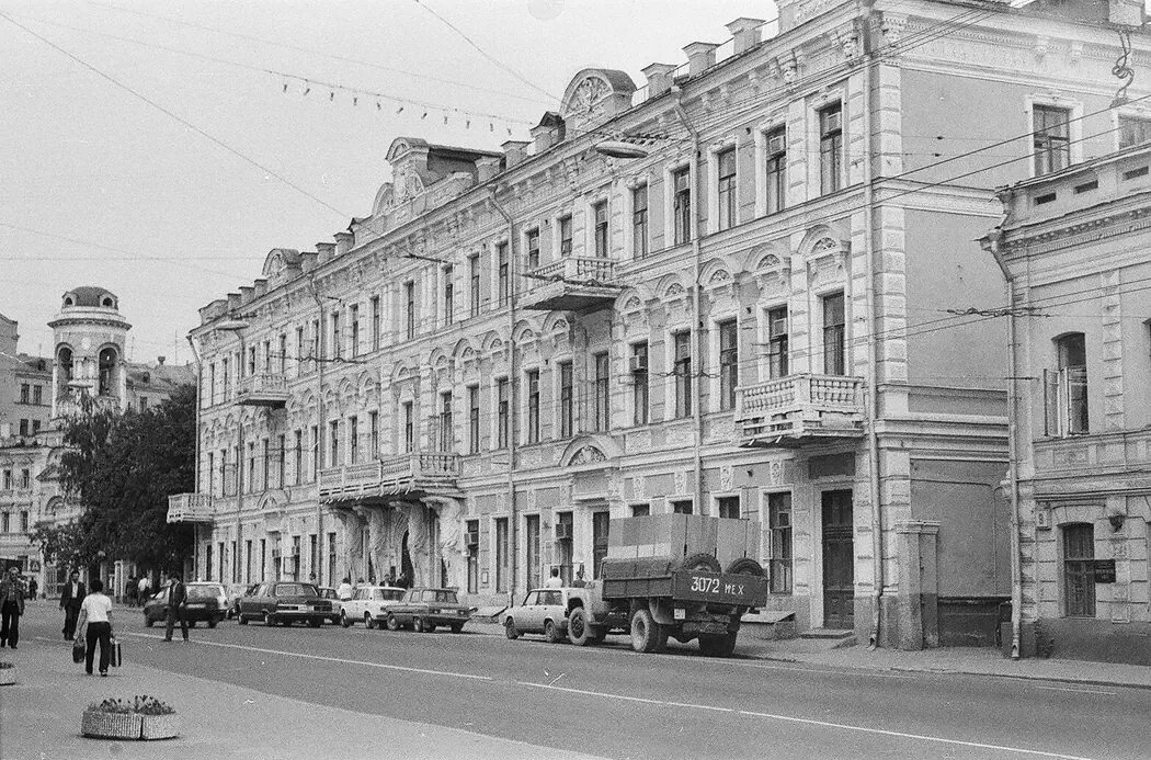 Ул солянка фото. Дом с атлантами Москва ул солянка 7. Доходный дом Купцов Расторгуевых Москва. Дом с атлантами на Солянке улица солянка. Солянка 7 дом с атлантами.