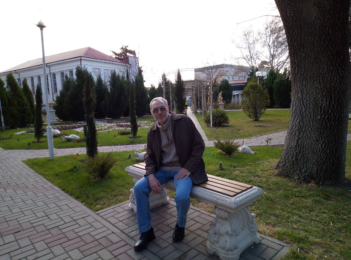 Михаил Лекс, автор рассказа и канала «Как стать счастливым?» Геленджик, Греческий сад
