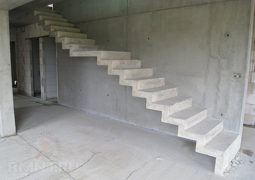 Отделка лестницы из бетона древесиной ясеня