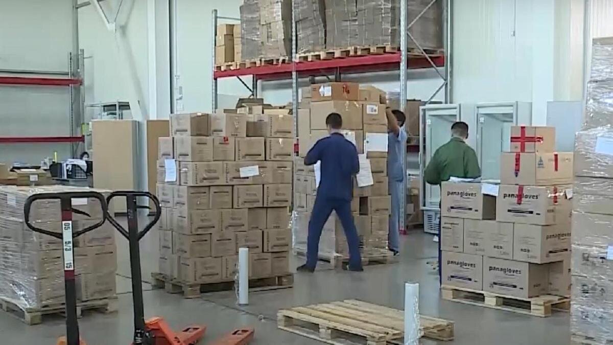    Мужчины укладывают коробки на складе:телеканал "Хабар 24"