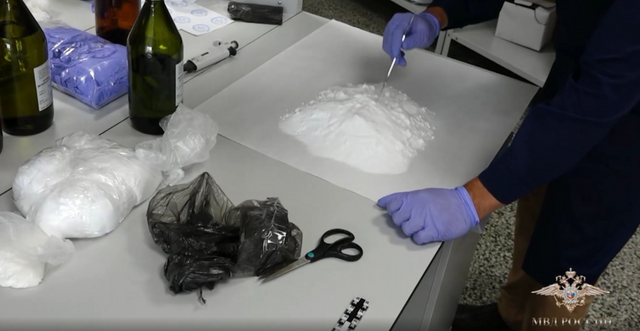    Наркотики, изъятые у задержанных МВД России