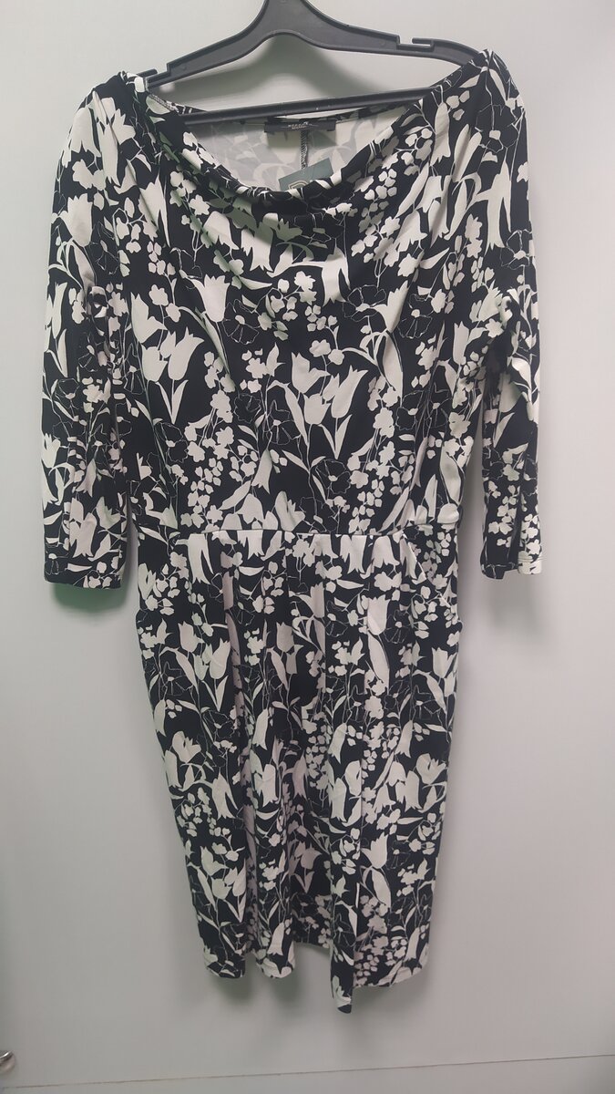 Платье Max Mara.