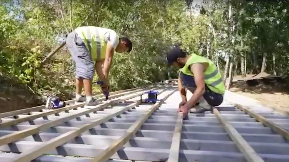    Рабочие во время благоустройства пространства для отдыха в Молжаниновском районе Москвы© Фото : Комплекс городского хозяйства Москвы