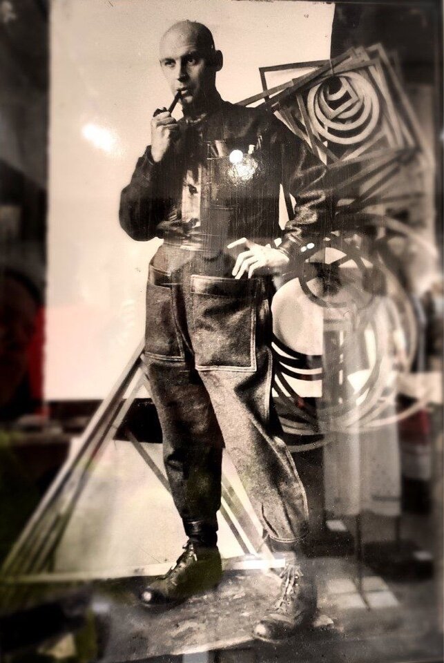Родченко в производственном костюме, выполненном по его эскизу В.Степановой. 1922. Фотография. Архив А.Родченко и В.Степановой