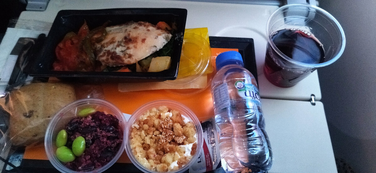 Обед: странный салат из свеклы и бобовых, невероятно сочная куриная грудка с овощами, божественный десерт  и красное сухое